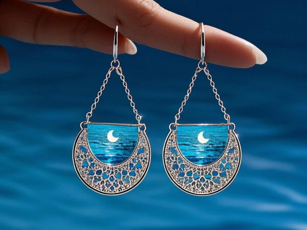 Hollow Vintage Earrings "Moonlit Lakeside" — Let the Moonlight Dance on Your Ears